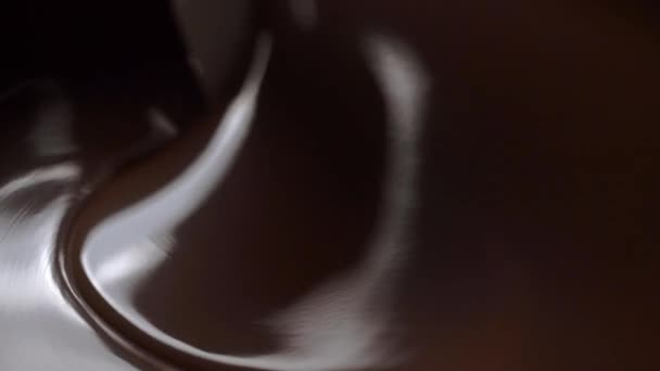 Vídeo macro de alimentos com textura de derramamento de chocolate de leite líquido, chocolate escuro derretido, fabricação de doces de pastelaria por chocolate, 4k UHD 60p Prores HQ 422 — Vídeo de Stock