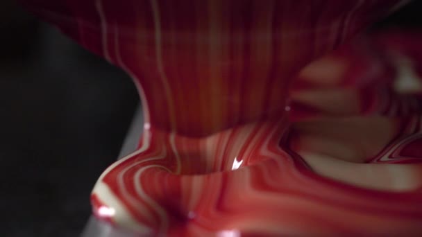 macro vidéo alimentaire avec texture de verser du chocolat liquide de couleur blanche aux moules de bonbons, chocolat fondu, fabrication de bonbons pâtissiers par chocolatier, 4k UHD 60p Prores HQ 422 