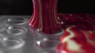 Şekerkalıpları, eritilmiş çikolata, chocolatier, 4k Uhd 60p Prores Hq 422 tarafından pasta tatlılar yapma sıvı beyaz renkli çikolata dökme doku ile Gıda makro video