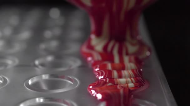 Macro vidéo alimentaire avec texture de verser du chocolat liquide de couleur blanche aux moules de bonbons, chocolat fondu, fabrication de bonbons pâtissiers par chocolatier, 4k UHD 60p Prores HQ 422 — Video