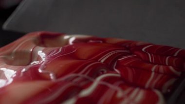 Şekerkalıpları üzerinde erimiş beyaz renkli çikolata doku ile Gıda makro video, erimiş sıvı çikolata, chocolatier tarafından pasta tatlılar yapma, 4k Uhd 60p Prores Hq 422