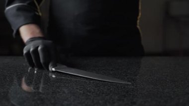 Taze olgun yeşil limon büyük bıçak tutan aşçılar el masada haddeleme, mojito yapma, meyve salatası, kokteyller parti için hazırlık, Full Hd Prores Hq 422 yavaş hareket