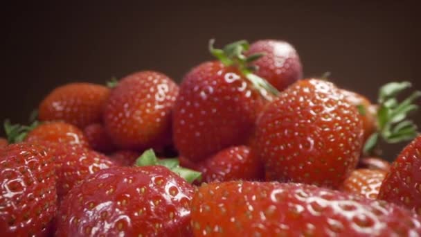 Ζουμ κούκλα στις φρέσκες ώριμες φράουλες, μαγειρική φράουλα, λήψη τροφίμων μακρο, Full HD ProRes HQ 422 60p — Αρχείο Βίντεο