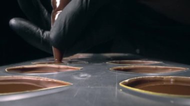 Chocolatier pralin tatlılar için sıvı çikolata dolgu ile çikolata kalıpları doldurur , tatlılar ve el yapımı çikolata yapma, full hd Prores Hq 422