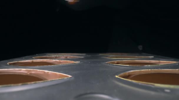 쇼콜라티에, 프랄린 과자, 과자 및 수제 초콜릿 바 만들기, 4k Uhd Prores Hq 422를 위한 액체 초콜릿 충전재로 초콜릿 몰드를 채웁니다. — 비디오