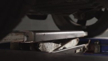 Araba araç servis standı, araba tamir hizmeti, tekerlek hizalama, araba tuning, Full HD ProRes 422 HQ kaldırma