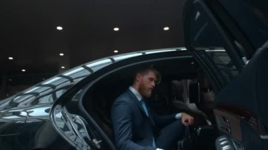 İşadamı bir yönetici araba çıkar, üst düzey yönetici önemli karşılamak için geliyor, ünlü zengin adam kişisel sürücü, business class araba, Prores 422 Hq ile arabasından çıkar