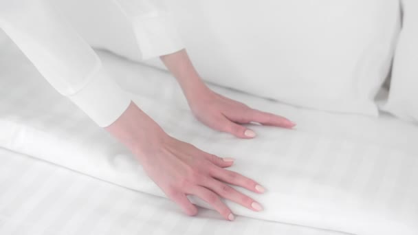 女人做床，女仆拉直毯子，使床，新鲜的床单，床单，干净的房间，Prores 422 Hq — 图库视频影像