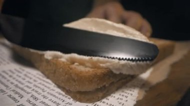 Yakın çekim: aşçı çıtır kavrulmuş tost ekmeği üzerine bıçakla tereyağı yayılır, sandviç yapma, ev yapımı fast food, evde yemek, aperatifler, Full Hd Prores 422 Hq
