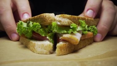 Marco dilimlenmiş kulüp sandviç içinde vurdu, gıda içinde kamera slaytlar, makro gıda, kesilmiş sandviç makro katmanları, varil lens, böcek göz görünümü, full hd Prores Hq 422