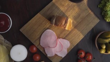Lezzetli doğal jambon Düz yatıyordu video ahşap tahta üzerinde keskin bıçak ile dilimlenir, jerky füme et, dilimlenmiş jambon ile sandviç yapımı, et pişirme, kasap dükkanında, Full Hd Prores Hq 422