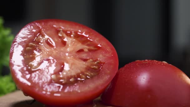 Makro wideo czerwonego soczystych pomidorów zmontowalem w połowie, surowe warzywa w kuchni, zbliżenie żywności, pojedyncze pomidory na stole, gotowanie sałatki, Full HD ProRes 422 HQ — Wideo stockowe