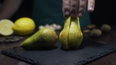 Slayt yakınlaştırma çekim: şef ham sulu armut, taze meyve, meyve salatası, tatlı vitamis, Full Hd Prores 422 Hq için malzemeler parçası alır