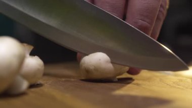 Ahşap tahta üzerinde aşçı dilimleri ham champignons Makro video, mantar pişirme, vejetaryen gıda, makro gıda, pişirme süreci, champignons ile yemek, Full Hd Prores 422 Hq