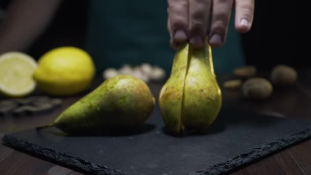 Zoom sur la diapositive : le chef prend un morceau de poire juteuse crue, des fruits frais, des ingrédients pour salade de fruits, des vitamis sucrés, Full HD Prores 422 HQ — Video