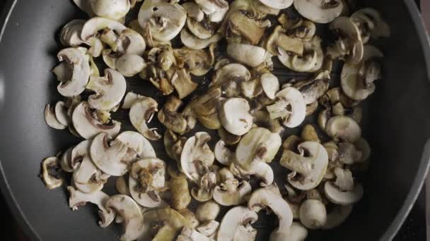 Tiros planos de champiñones se están asando en la sartén, cocinando los lavabos, comida vegetariana — Vídeo de stock