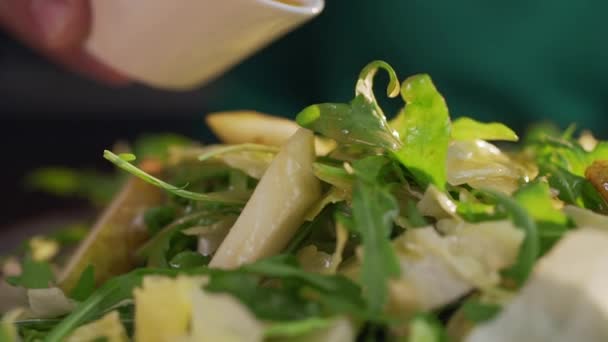 Kocken lägger till lite sås till sallad med greener och grönsaker, Vegetarisk måltid, vitaminer och hälsosam mat, närbild skott av matlagning — Stockvideo