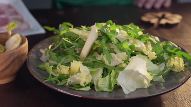 Шеф-повар добавляет кусочки груши в овощной салат с зеленью, вегетарианскую еду, витамины и здоровую пищу, салаты для приготовления пищи, Full HD Prores 422 HQ — стоковое видео