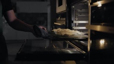 Şef kavurma için fırına pastırma ve tavuk ile rulo koyar, mutfakta fırına et pişirme, et tarifleri, ızgara tavuk, Full Hd Prores 422 Hq