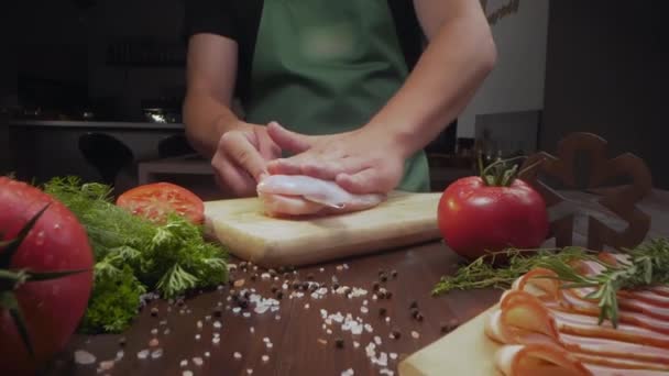 Przesuwne powiększanie strzał: kucharz plasterki filet z kurczaka na stole w kuchni, gotowanie mięsa w domu, posiłek z kurczaka i warzyw, Full HD ProRes 422 HQ — Wideo stockowe