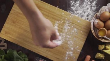 Düz yatıyordu shot: şef hamur, hamur, yumurta ve un, Full Hd Prores 422 Hq dışarı haddeleme masa üstü dışarı haddeleme önce ahşap tahtaya un serpin