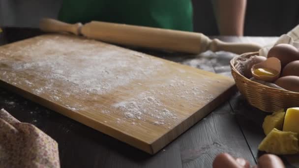 Шеф-повар кладет тесто на деревянную доску перед выкатыванием, яйца и муку, кондитерские изделия в пекарне, Full HD Prores 422 HQ — стоковое видео