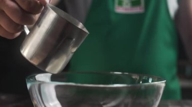 Aşçı cam kase, pişirme, pasta ve pişirme için malzemeler, hamur yapma, Full Hd Prores 422 Hq için krem ekler