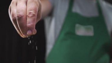 Yakın çekim: şef çanak kaba tuz ekler, yavaş çekimde pişirme, saniyede 60 kare tuz düşen, yemek pişirme, gıda hızlı video, Full Hd Prores 422 Hq