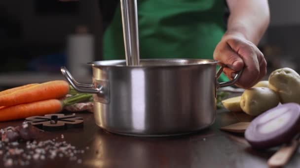 Ο μάγειρας χρησιμοποιεί μπλέντερ χειρός για να κάνει πουρέ σούπας στο μεταλλικό τηγάνι, μαγείρεμα υγιεινό φαγητό, πουρές λαχανικών, Full HD ProRes 422 HQ — Αρχείο Βίντεο