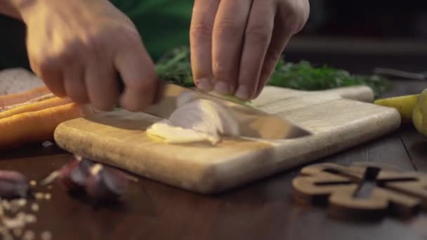 Chef koteletten de uien op het houten bord in de keuken, rauwe groenten, close-up shot van koken voedsel, Full HD ProRes 422 HQ — Stockvideo