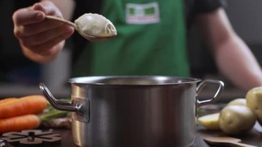 Şef yemek pişirirken yemek için krem peynir ekler, aşçı paslanmaz tavaya biraz ricotta koyar, püre sebze çorbası yapma, Full Hd Prores 422 Hq