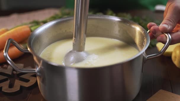 Aşçı metal tavada püresi çorbası yapmak için el blender kullanır, sağlıklı gıda pişirme, püre sebze, Full Hd Prores 422 Hq — Stok video