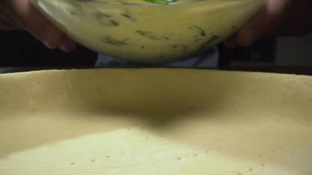 Chef verse la garniture de tarte aux œufs, fromage et légumes verts à la pâte, le cuisinier fait tarte aux légumes avec du fromage, cuisson à la maison, pâtisserie et tartes, Full HD Prores 422 HQ — Video