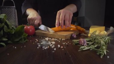 Tahta tahtada çiğ havucu doğramak, sebze kesmek, yemeği doğramak, daireler halinde kesmek, sebzeleri öğütmek, havuçla yemek pişirmek, olgun köklerle yemek pişirmek, Full Hd Prores 422 Hq