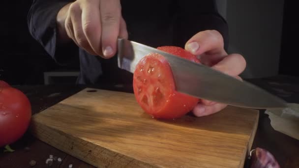 Chef corta tomate rojo maduro en círculos en el tablero de madera por el cuchillo afilado, ingredientes para ensalada de verduras, salsa de ketchup de cocina, Full HD Prores 422 HQ — Vídeos de Stock