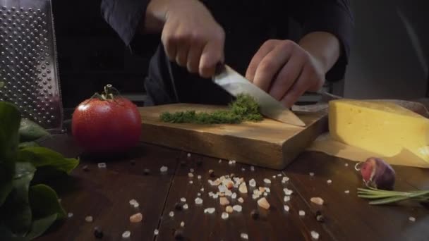 Dolly zoom shot: chef chops eneldo en el tablero de madera, cocina con verduras, comida natural, comida vegetal, Full HD Prores 422 HQ — Vídeos de Stock