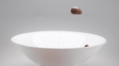 Çikolata mısır gevreği beyaz kase yavaş hareket düşüyor, kakao tahıl kahvaltı 240fps düşüyor, yavaş mo gıda, Full Hd 10 bit sıkıştırılmamış