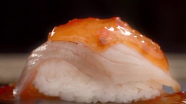 Sıcak baharatlı neden sashimi damlama, yavaş hareket suşi yapma, pişirme sashimi, asya gıda restoran, Full Hd 240fps Prores Hq 10 bit