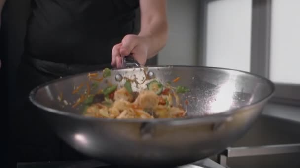 Шеф-кухар кидає смажені овочі з локшиною в гарячому пробудженні в повільному темпі, готує азіатську локшину, перемішуючи в гарячій сковороді, китайський ресторан фаст-фуду, повільне приготування морозива, Full HD Прайси HQ 10 біт в 240 фунтів — стокове відео