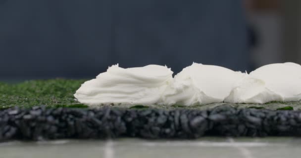 Chef de sushi añade un poco de queso crema al rollo de sushi en cámara lenta, el cocinero pone queso a los nori, cocina comida asiática, restaurante chino, cocina japonesa, 4k DCI 120fps Prores 422 HQ 10 bit — Vídeos de Stock