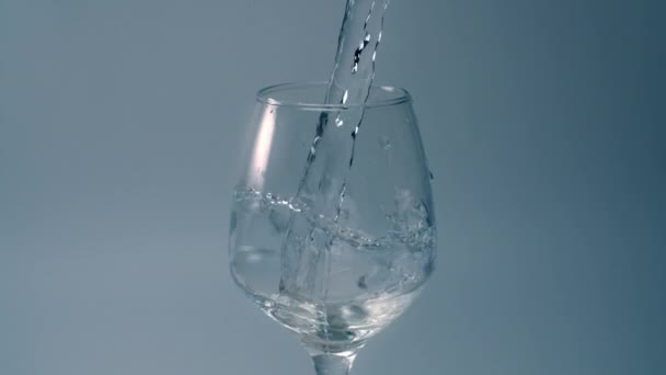 Kaltes Wasser wird in Zeitlupe in das Glas gegossen, Flüssigkeit in 240fps, fallendes Wasser, full hd 240p prores 422 hq 10 bit — Stockvideo