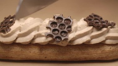 Şekerci ekini yavaş çekimde bıçakla ikiye böler, kafede tatlı, eklem, choux hamur işi, Full HD 120fps Prores 422 Hq 10 bit