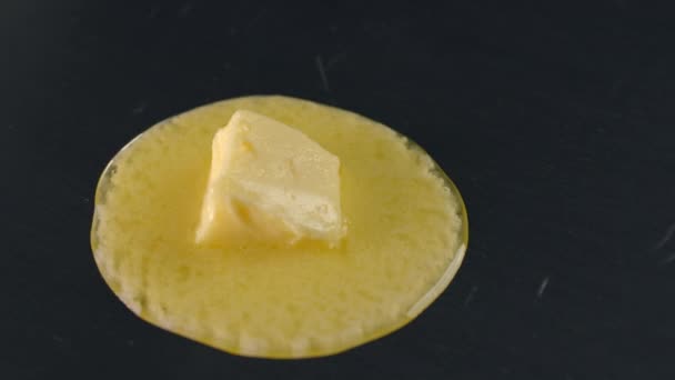 Le beurre fond au ralenti, ce qui rend la pâtisserie choux, produits laitiers, vidéo alimentaire, Full HD Prores 422 HQ 10 bits — Video