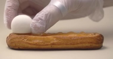 Şekerci ekine krem peynir topları ekler, mascarpone ile tatlı yapar, tatlı choux pastası yapar, kafede kek pişirir, 4k Dci 120fps Prores 422 Hq 10 bit