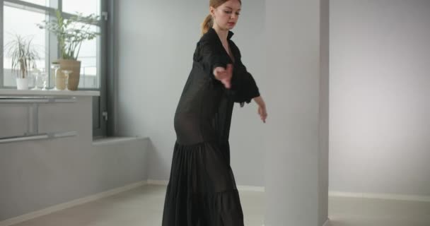 Danseuse attirante avec maquillage en robe noire longue fait fouete et autres exercices de ballet, répétition de ballet, ballerine fait pas de danse dans le costume de scène, leçon de studio de danse, 4k DCI 60p — Video