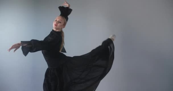 Uzun siyah elbiseli çekici bayan dansçı bale egzersizleri ve numaralar yapar, bale provası yapar, balerin sahne kostümlü dans adımları atar, dans stüdyosu dersi, 4k DCI 60p Prores karargahı — Stok video