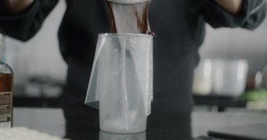 Şef çikolatayı yavaş çekimde eritilmiş çikolatayla doldurur, şekerleri doldurmak için hammaddeler, tatlı tatlılar pişirmek için, 4k DCI 120 fps Prores HQ 10 bit