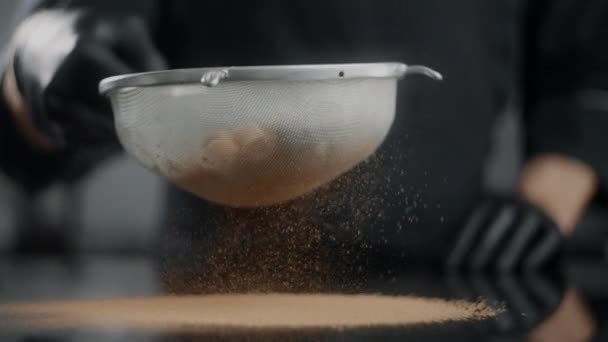 셰프 checcher sifts cocoa truffle in sieve in slow motion, 프로페셔널 chocolatier make sweete, tabletop food video, cooking desserts with coa powder, FullHD 240fps Prores HQ 10 bit. — 비디오