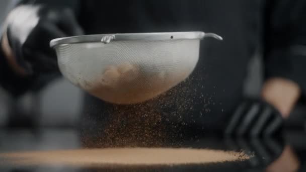 Chef-kok snoepgoed zeven cacao truffels in zeef in slow motion, professionele chocolatier maakt snoep, tafelblad voedsel video, koken desserts met cacao poeder, FullHD 240fps Prores HQ 10 bit — Stockvideo