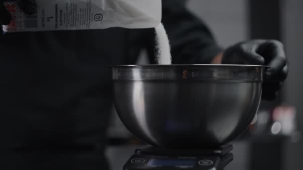 Chef verse du sucre dans le bol en métal au ralenti, le cuisinier ajoute du sucre au repas, pâtisserie sucrée, dessert de cuisson, faire la confiture, vidéo au ralenti de table, Full HD 240fps Prores HQ 10 bits — Video